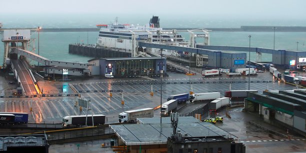 À Douvres, en Angleterre, lundi 21 décembre, le transport de marchandises est bloqué, les camions doivent débarquer des ferries qui ont interdiction de franchir la Manche depuis la rupture des liaisons avec le continent à cause de l'aggravation de l'épidémie au Royaume-Uni.