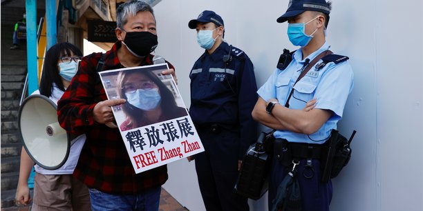 À Hong Kong, en Chine, le 28 décembre 2020, des militants pour la démocratie manifestent pour demander la libération de la journaliste-citoyenne Zhang Zhan devant le bureau de liaison chinois.