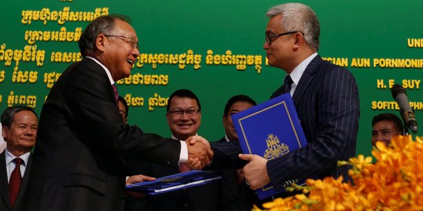 Le président de KrisEnergy Group, Tan Ek Kia (à gauche), lors de la signature le 23 août 2017 à Phnom Penh de l'accord sur la concession pétrolière avec le ministre cambodgien de l'Economie et des Finances Aun Pornmoniroth. KrisEnergy détient actuellement 95% de la concession où vient d'être extrait le pétrole, le reste appartenant au gouvernement cambodgien.