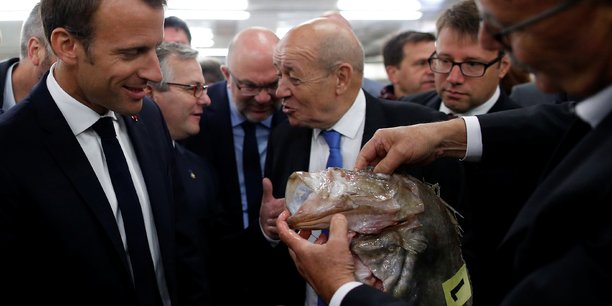 Emmanuel Macron visite le marché aux poissons du port de Guilvinec, le 21 juin 2018.