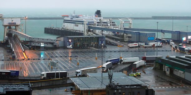 La signature in extremis d'un accord de libre-échange avec l'UE permet d'éviter des quotas et droits de douanes qui auraient risqué de créer le chaos à la frontière et notamment à Douvres, principal port transmanche côté anglais.