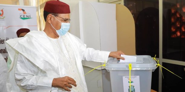 Mohamed Bazoum, dans le bureau de vote à l'hôtel de ville de Niamey, le 27 décembre 2020/