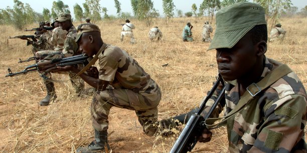 Des soldats de l'armée nigérienne, lors d'un exercice militaire en 2007.