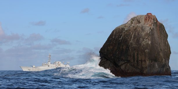 Le rocher de Rockall est situé à 400 km des côtes de l'Écosse et donc devrait être dans les eaux internationales où les pêcheurs européens peuvent aller librement. Problème: le Royaume-Uni a annexé ce petit rocher en 1955, annexion jamais reconnue par le voisin irlandais. (Ceci est une photo d'illustration, prise en 2012, le navire de patrouille derrière est irlandais.)