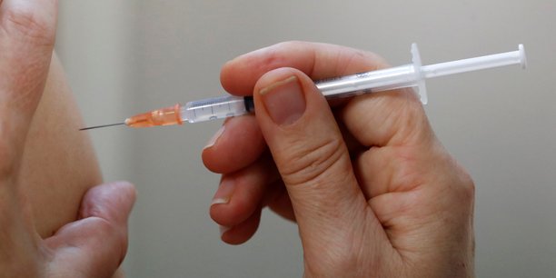 La campagne de vaccination pour les plus de 75 ans et les personnes à haut risque débute en France ce lundi 18 janvier