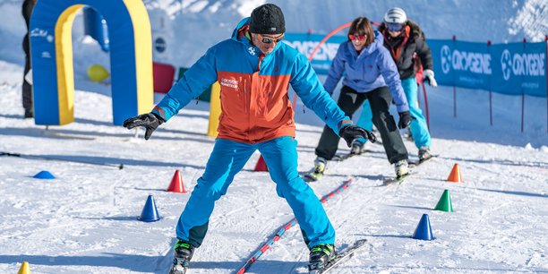 L'école de ski Oxygène, qui se positionne sur parmi les compétiteurs de l'ESF, emploie près de 300 moniteurs habituellement chaque hiver. Cette année, seuls une quarantaine ont pu travailler durant les fêtes de fin d'année, tandis que son chiffre d'affaires a fondu de 97%.