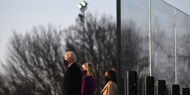 Biden rend hommage aux morts du covid lors d'une ceremonie a washington[reuters.com]
