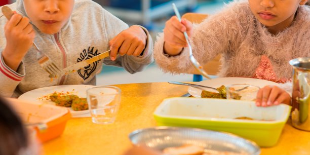 Dans la commune de Brousse, les enfants mangent des lentilles produites à 15 kilomètres de la cantine et du veau issu d'un élevage situé à moins de 20 kilomètres.