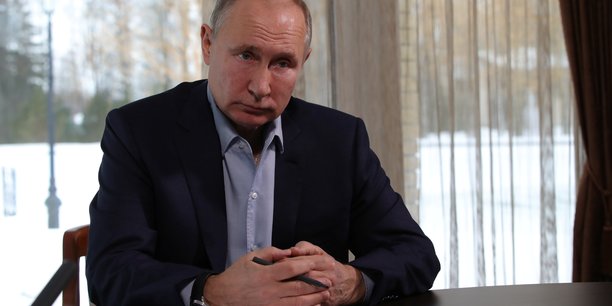 Poutine dement posseder un palais sur les rives de la mer noire[reuters.com]