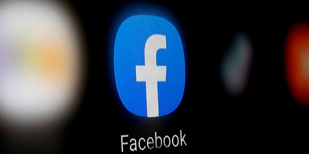 D'après Reuters, la plainte affirme que Facebook discrimine les candidats et les employés noirs, s'appuie sur des évaluations subjectives et promeut des stéréotypes raciaux.