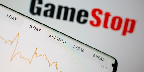 Après une hausse de plus de 400% la semaine dernière, les actions GameStop ont chuté hier mardi 2 février, perdant près de 50% en début de journée et portant leur chute sur deux jours à plus de 65%, AMC étant également en baisse.