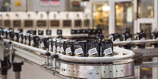 Quelque 20.000 tonnes de café moulu sortent chaque année des ligne de production de l'usine Carte Noire de Lavérune, dans l'Hérault.