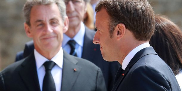 Nicolas Sarkozy et Emmanuel Macron lors d'une commémoration de la Seconde Guerre mondiale, au Mont-Valérien à Suresnes le 18 juin 2020.