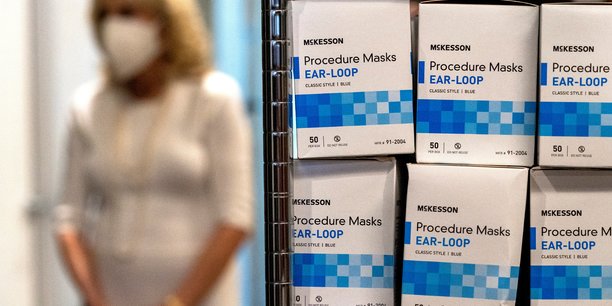Coronavirus: les americains pourraient devoir encore porter un masque en 2022[reuters.com]