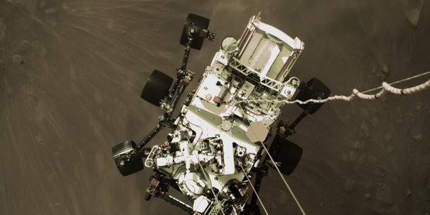 La NASA a publié hier une vidéo prise par plusieurs caméras embarquées lorsque le rover Perseverance de la NASA a atterri sur Mars le 18 février 2021.