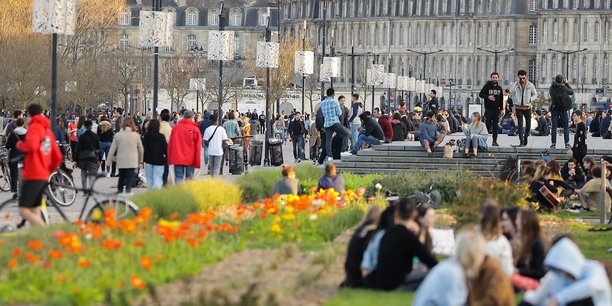 La consommation d'alcool va être interdite à partir de jeudi 4 mars sur les quais de Garonne à Bordeaux en raison de l'affluence.
