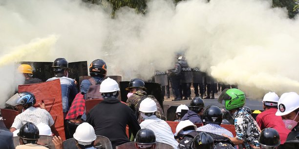 Birmanie: des manifestants encercles par la police dans un quartier de rangoun[reuters.com]