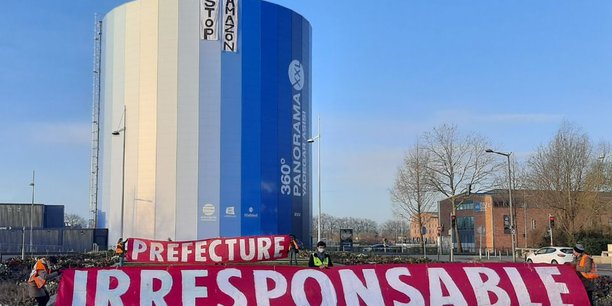 Dès le lendemain de la publication de l'arrêté préfectoral autorisant la construction d'un entrepôt XXL dans la banlieue rouennaise, les opposants ont déployé une banderole accusatrice sur les quais de Seine.