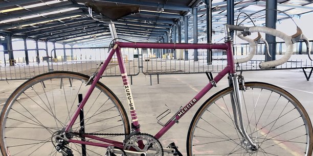 Un vélo vintage, modèle historique produit par la marque Mercier, est exposé dans la friche industrielle Porcher à Revin (Ardennes). Les Cycles Mercier s'apprêtent à relancer la production de vélos en France et promettent 250 emplois dans cinq ans.