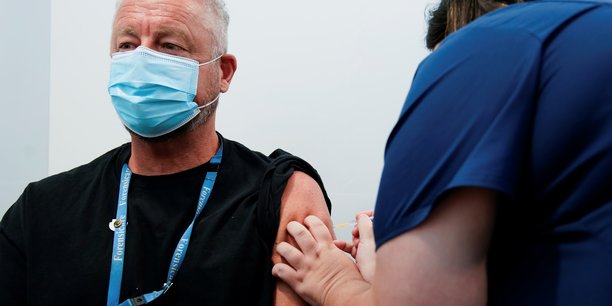 Alors qu'une quinzaine de pays ont suspendu son administration, l'Agence européenne des médicaments réaffirme son soutien au vaccin Astrazeneca.