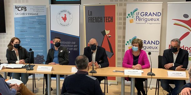 Natalia Hérault, Olivier Defaux, Philippe Metayer, Colette Langlade et Julien Anselme, à l'occasion de la présentation officielle de French Tech Périgord Valley, le 16 mars 2021 à Périgueux.