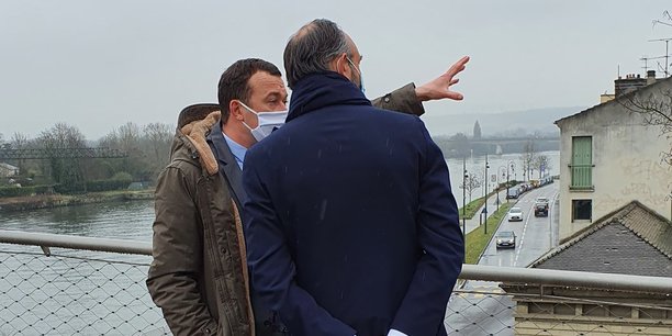 De gauche à droite: Raphaël Cognet, maire de Mantes-la-Jolie et Édouard Philippe, maire du Havre  le 16 mars 2021.