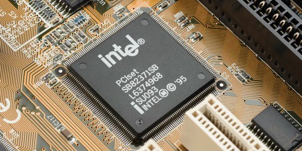 Intel domine l'investissement en R&D dans l'industrie des semi-producteurs, avec une part d'environ 19 % du total de ce secteur en 2020. (Source : Vipress)