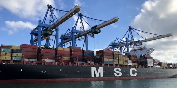 Un navire en plein chargement, ce vendredi, au port du Havre.