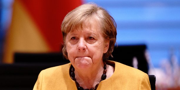 Face au flot de critiques depuis mardi, Mme Merkel a dû annoncer en catastrophe mercredi le renoncement à mettre le pays sous cloche pour le long week-end de Pâques, mais cela ne change rien à l'affaire.