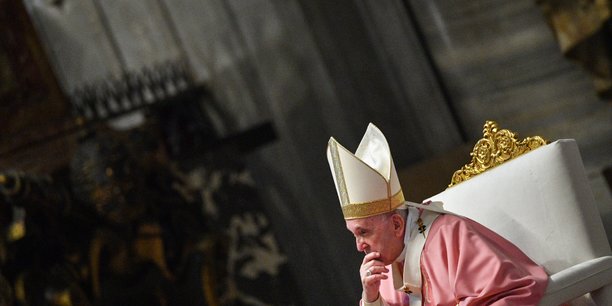 Le pape francois reduit les salaires des cardinaux pour sauver des emplois au vatican[reuters.com]