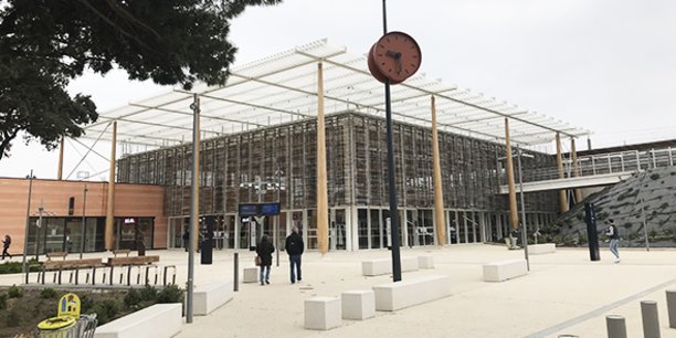 La gare TGV Nîmes Pont-du-Gard a été inaugurée en décembre 2019 sur la commune de Manduel, à une douzaine de kilomètres de Nîmes centre.