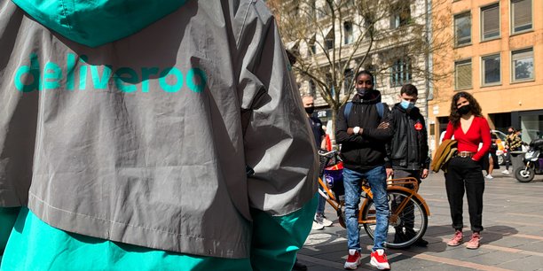 Une cinquantaine de livreurs Deliveroo se sont fait entendre ce vendredi 26 mars devant la bouche de métro Capitole à Toulouse.