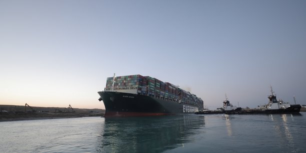 Le cargo de conteneur Ever Given bloqué dans le canal de Suez en 2021.