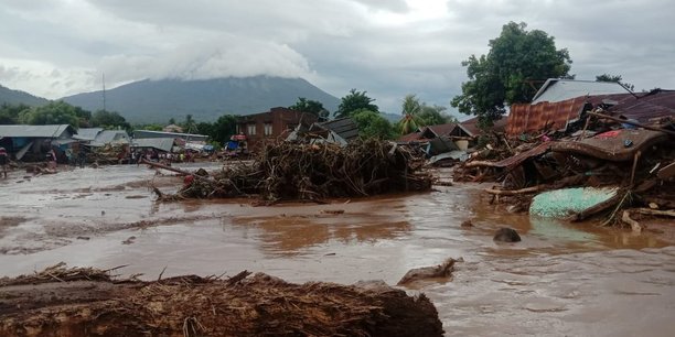 Les inondations en indonesie font 55 morts, 40 portes disparus[reuters.com]