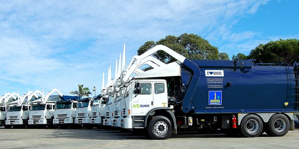 Photo d'illustration: la flotte de camions siglés Suez pour la collecte et le recyclage de déchets de la ville de Brisbane. Suez a signé avec la ville un nouveau contrat de 900 millions de dollars couvrant la période de 2018 jusqu'en 2033.