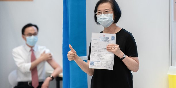 Photo d'illustration: le 22 mars 2021, Sophia Chan, la secrétaire à l'Alimentation et à la Santé de Hong Kong montre son certificat de vaccination après avoir reçu sa deuxième dose de CoronaVac, le vaccin chinois de Sinovac, lors d'une journée de vaccination des responsables du gouvernement de Hong Kong.