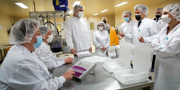 Ce vendredi 9 avril, le président français Emmanuel Macron visite l'usine Delpharm de Saint-Rémy-sur-Avre, la première à embouteiller des vaccins contre le Covid-19 sur le territoire français.