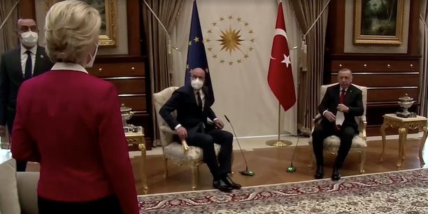 La présidente de la Commission européenne Ursula von der Leyen n'a d'autre choix que de rester debout tandis que le président du Conseil européen Charles Michel et le président turc s'installent dans leurs fauteuils, lors du sommet UE-Turquie, mardi dernier à Ankara.