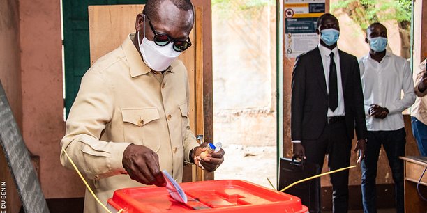 Le président Patrice Talon a voté ce dimanche 11 avril à l'école primaire publique Charles guinot de Zongo à Cotonou, la capitale économique du Bénin.