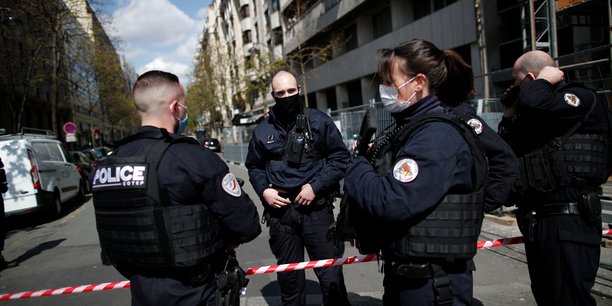 France: une personne tuee par balles devant un hopital a paris, selon un source policiere[reuters.com]
