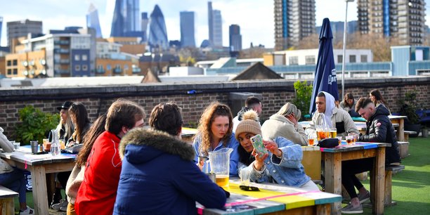 Les Londoniens profitent de la réouverture des bars en terrasse, ce lundi 12 avril 2021. Crédits: REUTERS/Dylan Martinez.