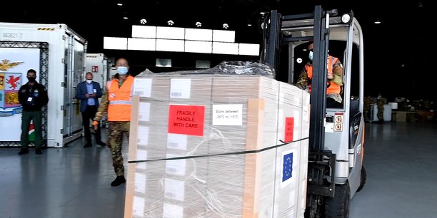 Arrivée en Italie hier mardi 13 avril, une cargaison de vaccins Johnson & Johnson, en cours de déchargement à l'aéroport militaire Mario-De-Berardi, près de Rome.