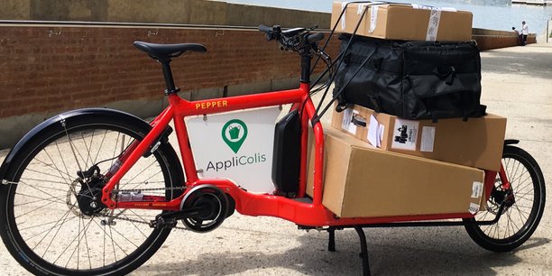 Exemple d'un vélo-cargo AppliColis qui circule dans le centre-ville de Toulouse.