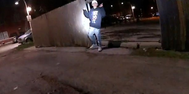 Usa: les autorites de chicago publient la video d'un policier abattant un garcon de 13 ans[reuters.com]
