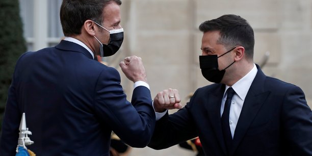 Macron et merkel reclament le retrait des renforts russes pres de l'ukraine[reuters.com]