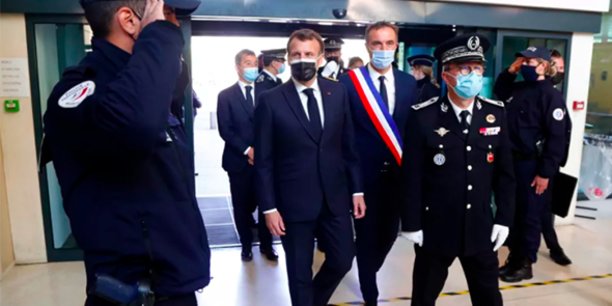 Emmanuel Macron avec Michaël Delafosse et le préfet de l'Hérault, lors d’un déplacement à Montpellier le 19 avril 2021.
