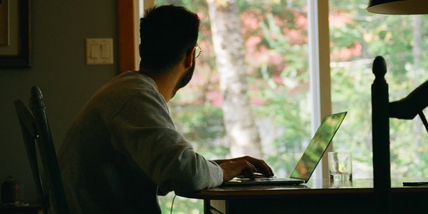 According to a recent study, employees spend an hour a day doing nothing in front of their computer, simply to show their company that they are teleworking.