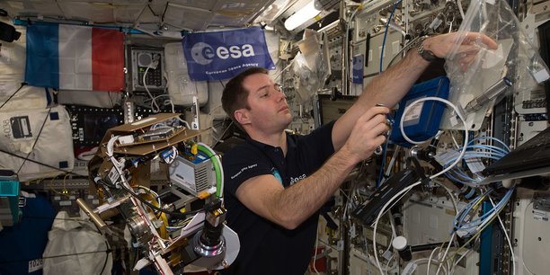 Thomas Pesquet à bord d’ISS en 2017 présente la salle de sport des astronautes, une des contre-mesures principales mises en œuvre pour lutter contre les troubles musculo-squelettiques.