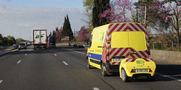 Ce fourgon électrique Renault, équipé d'une remorque de recharge, conçue par la startup EP-TEnder en vue de prolonger son autonomie, est actuellement expérimenté sur les autoroutes régionales.