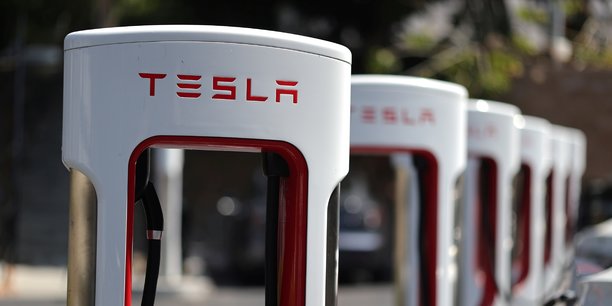 En déployant son propre réseau de bornes de recharge, Tesla a développé un modèle industriel d'intégration verticale, qui s'impose aujourd'hui au reste de l'industrie.
